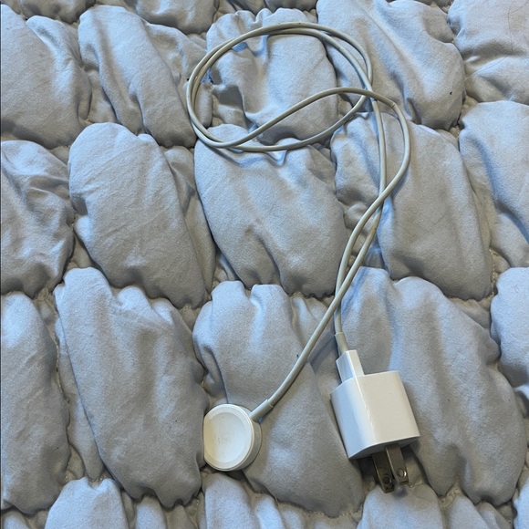 Silver Apple Series 3 Smartwatch and Multiple Bands - Picture 6 of 6